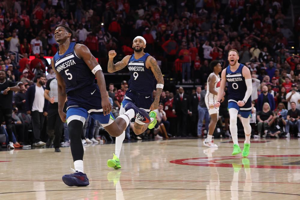 由于伤病与 由于伤病与